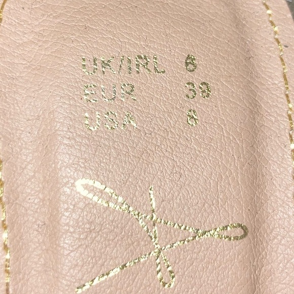 Atmosphere high heels in a hunter green color in size 8.Excellent condition. - Picture 2 of 4